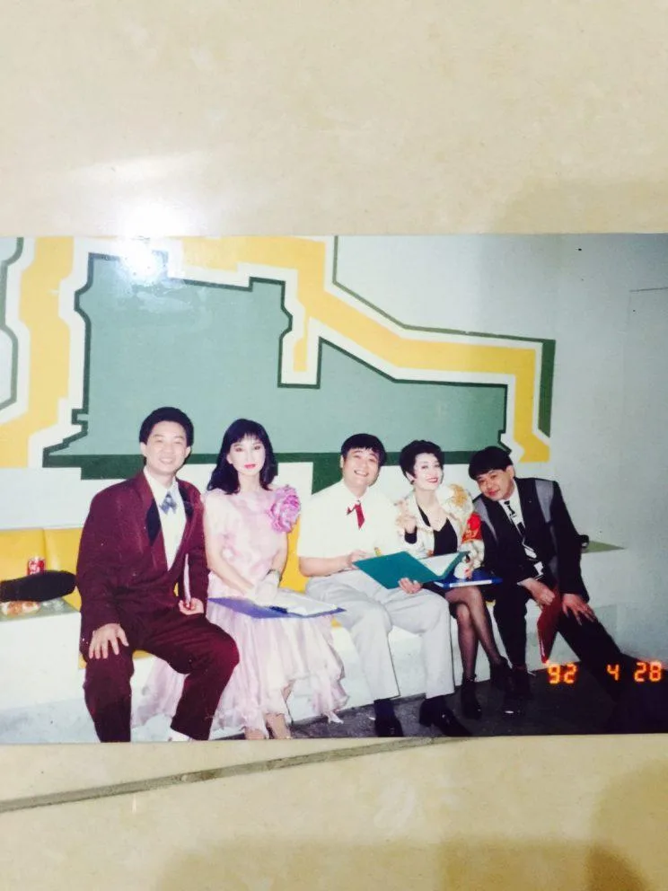人生順順就好！高群主持《天天開心》爆紅：電視台像第二個家　「65歲淡出近況曝光」把時間拿來陪小20歲妻