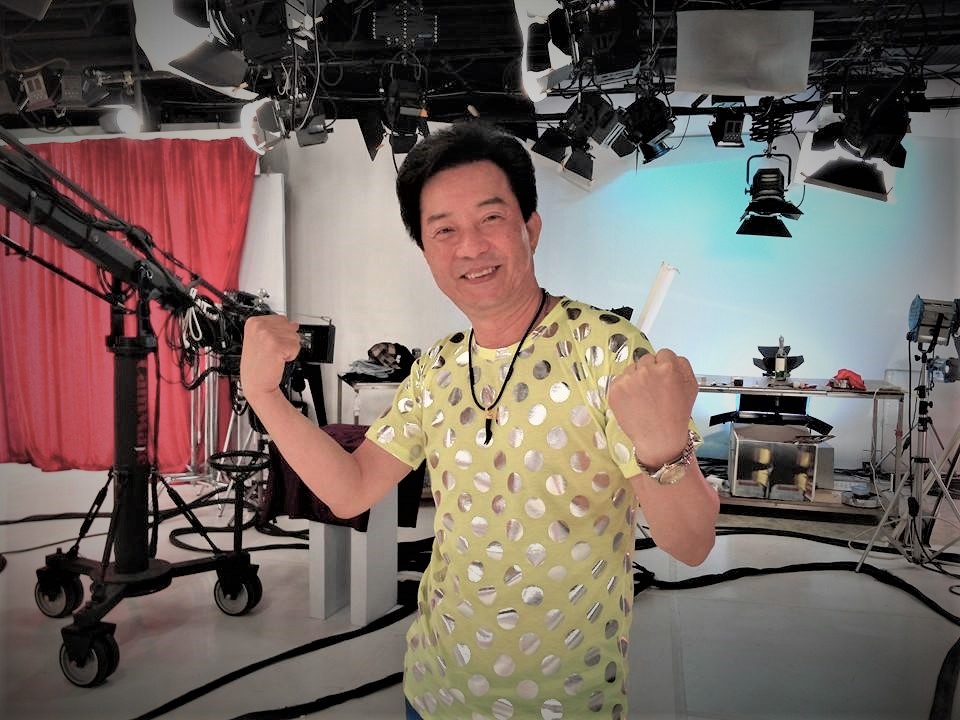 人生順順就好！高群主持《天天開心》爆紅：電視台像第二個家　「65歲淡出近況曝光」把時間拿來陪小20歲妻