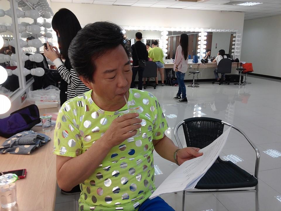 人生順順就好！高群主持《天天開心》爆紅：電視台像第二個家　「65歲淡出近況曝光」把時間拿來陪小20歲妻