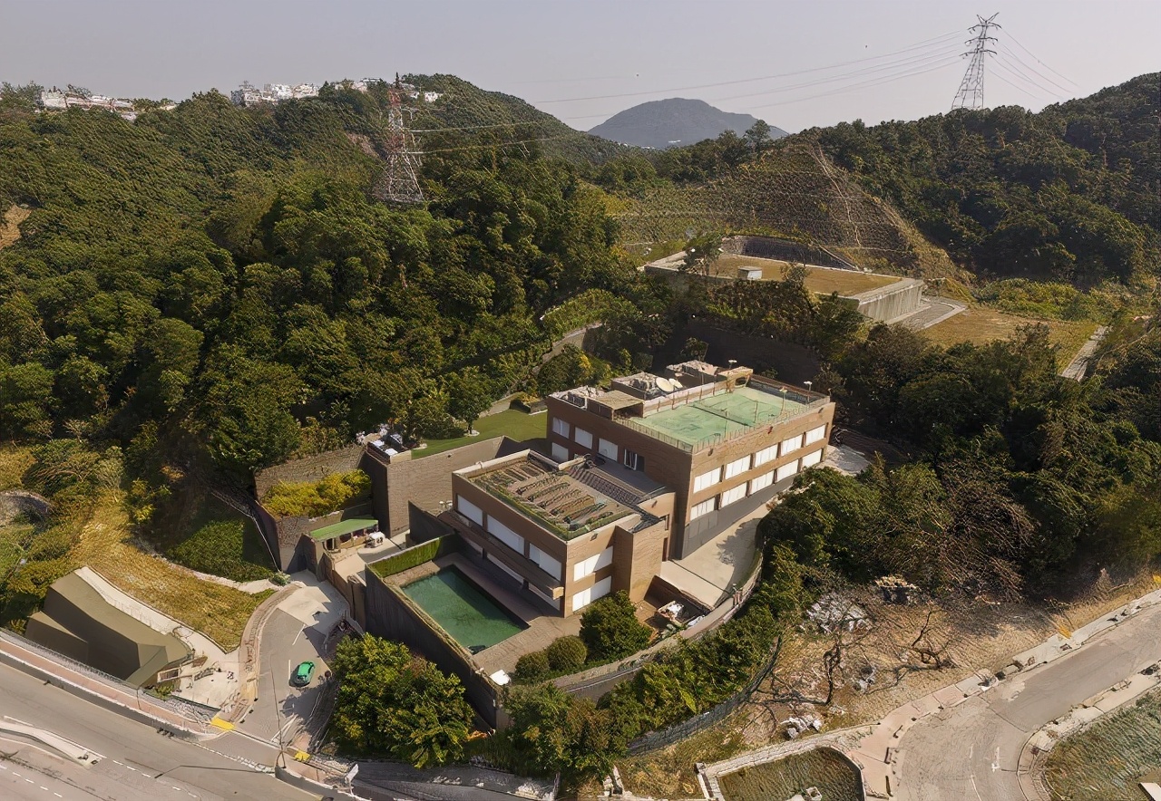 幾乎不用出門！66歲林青霞「11億豪宅」大如皇宮　家裡有球場和菜園「3個傭人」為其梳妝