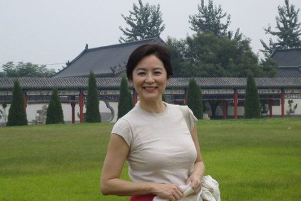 幾乎不用出門！66歲林青霞「11億豪宅」大如皇宮　家裡有球場和菜園「3個傭人」為其梳妝