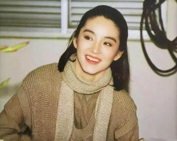 幾乎不用出門！66歲林青霞「11億豪宅」大如皇宮　家裡有球場和菜園「3個傭人」為其梳妝
