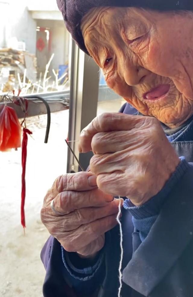 不怕老的氣勢！102歲嬤走路有風「活蹦亂跳像孩子」　收七旬兒拐杖禮大笑「你自己留著用」五代同堂和樂融融　