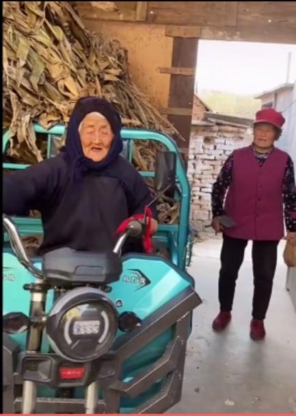 不怕老的氣勢！102歲嬤走路有風「活蹦亂跳像孩子」　收七旬兒拐杖禮大笑「你自己留著用」五代同堂和樂融融　