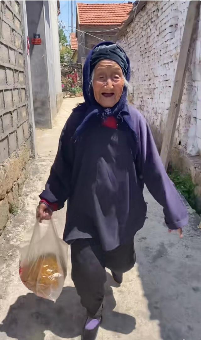 不怕老的氣勢！102歲嬤走路有風「活蹦亂跳像孩子」　收七旬兒拐杖禮大笑「你自己留著用」五代同堂和樂融融　