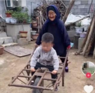 不怕老的氣勢！102歲嬤走路有風「活蹦亂跳像孩子」　收七旬兒拐杖禮大笑「你自己留著用」五代同堂和樂融融　