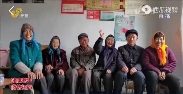 不怕老的氣勢！102歲嬤走路有風「活蹦亂跳像孩子」　收七旬兒拐杖禮大笑「你自己留著用」五代同堂和樂融融　