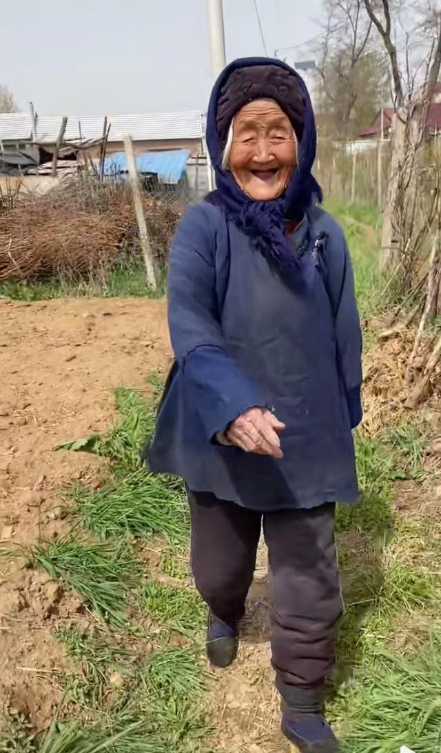 不怕老的氣勢！102歲嬤走路有風「活蹦亂跳像孩子」　收七旬兒拐杖禮大笑「你自己留著用」五代同堂和樂融融　