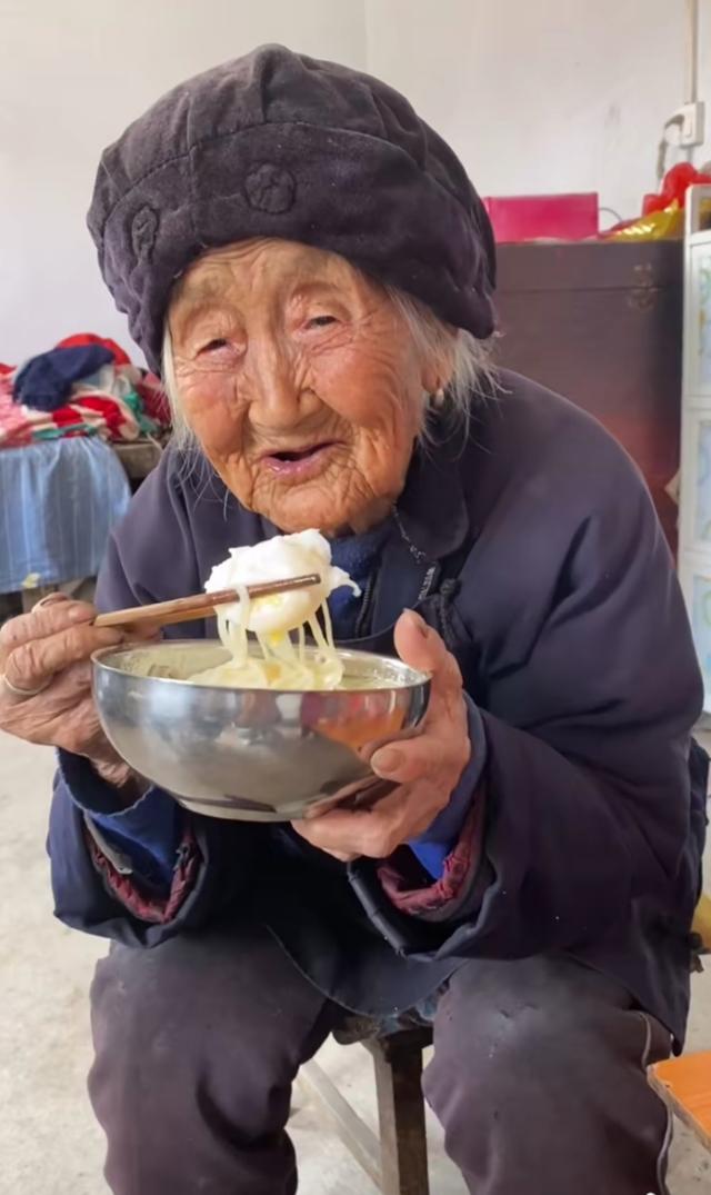 不怕老的氣勢！102歲嬤走路有風「活蹦亂跳像孩子」　收七旬兒拐杖禮大笑「你自己留著用」五代同堂和樂融融　