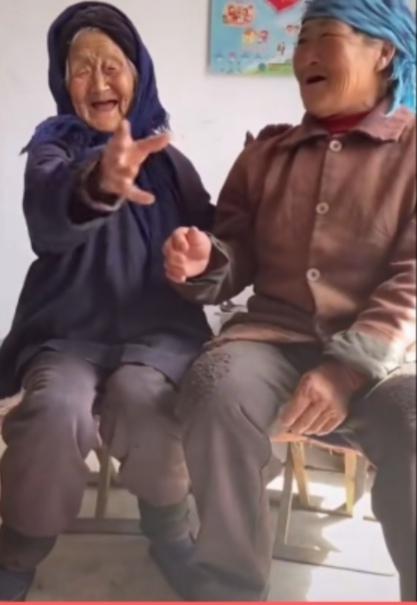 不怕老的氣勢！102歲嬤走路有風「活蹦亂跳像孩子」　收七旬兒拐杖禮大笑「你自己留著用」五代同堂和樂融融　