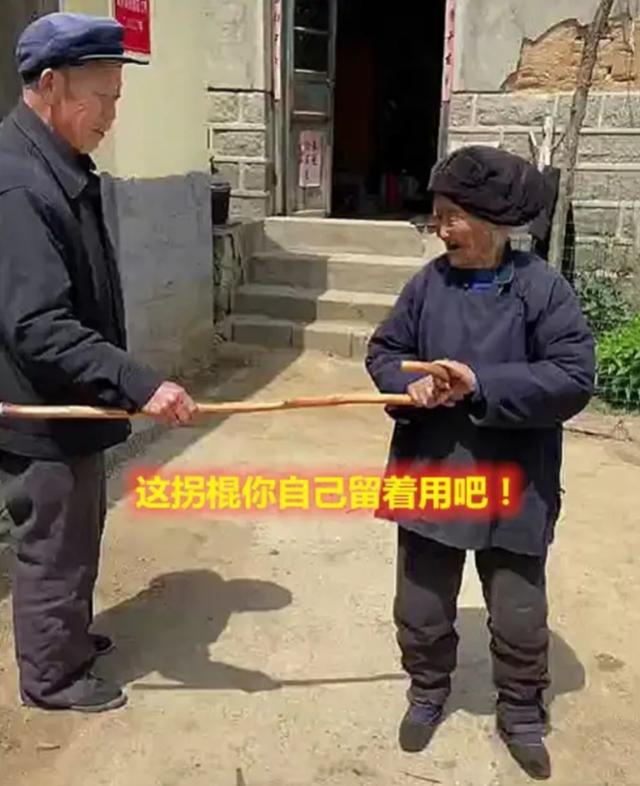 不怕老的氣勢！102歲嬤走路有風「活蹦亂跳像孩子」　收七旬兒拐杖禮大笑「你自己留著用」五代同堂和樂融融　