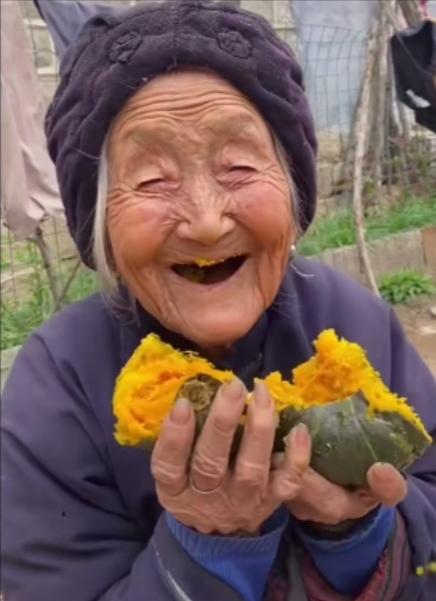 不怕老的氣勢！102歲嬤走路有風「活蹦亂跳像孩子」　收七旬兒拐杖禮大笑「你自己留著用」五代同堂和樂融融　