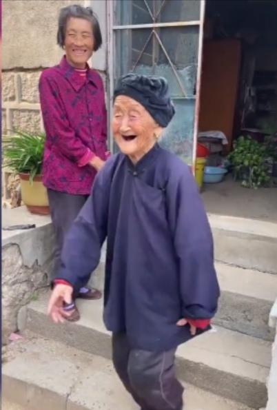 不怕老的氣勢！102歲嬤走路有風「活蹦亂跳像孩子」　收七旬兒拐杖禮大笑「你自己留著用」五代同堂和樂融融　