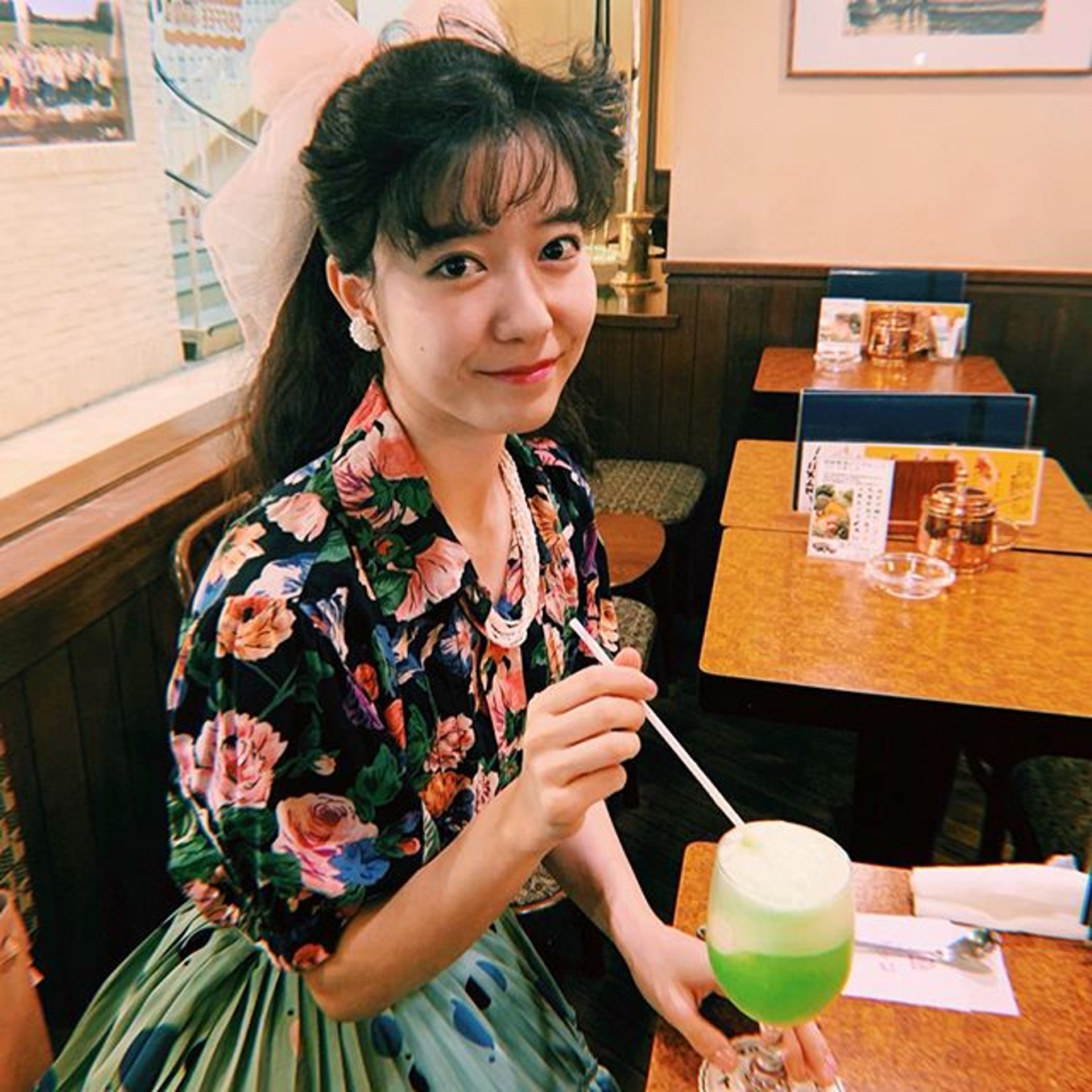 時光宛如倒轉！24歲女孩「超復古瀏海爆紅」迷人到不行　一踏進房間「復刻舊時光」懷舊擺飾全網驚豔