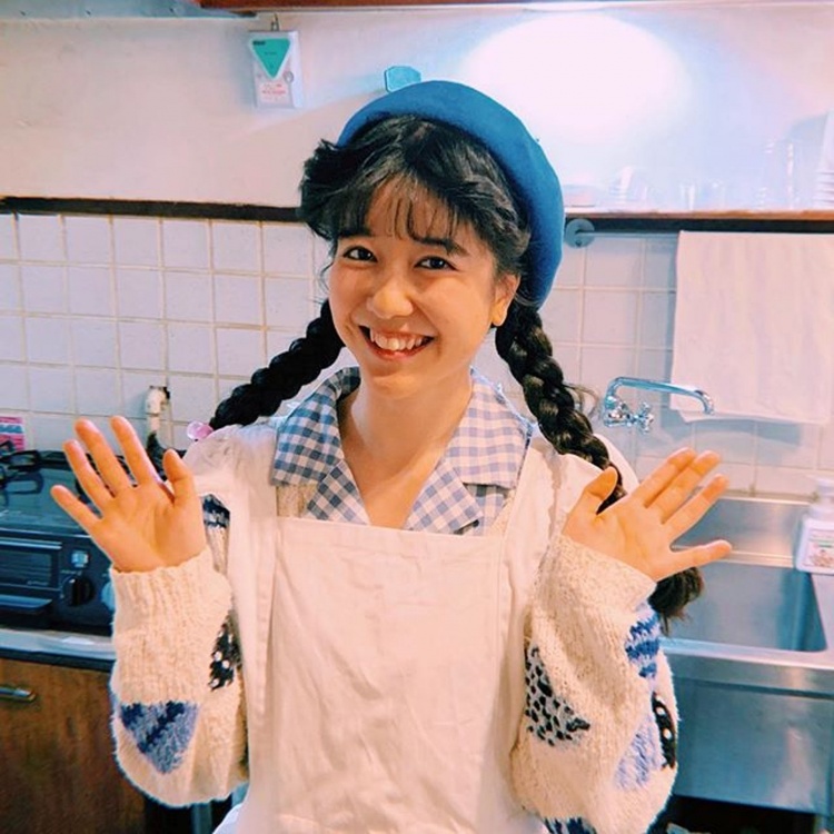 時光宛如倒轉！24歲女孩「超復古瀏海爆紅」迷人到不行　一踏進房間「復刻舊時光」懷舊擺飾全網驚豔