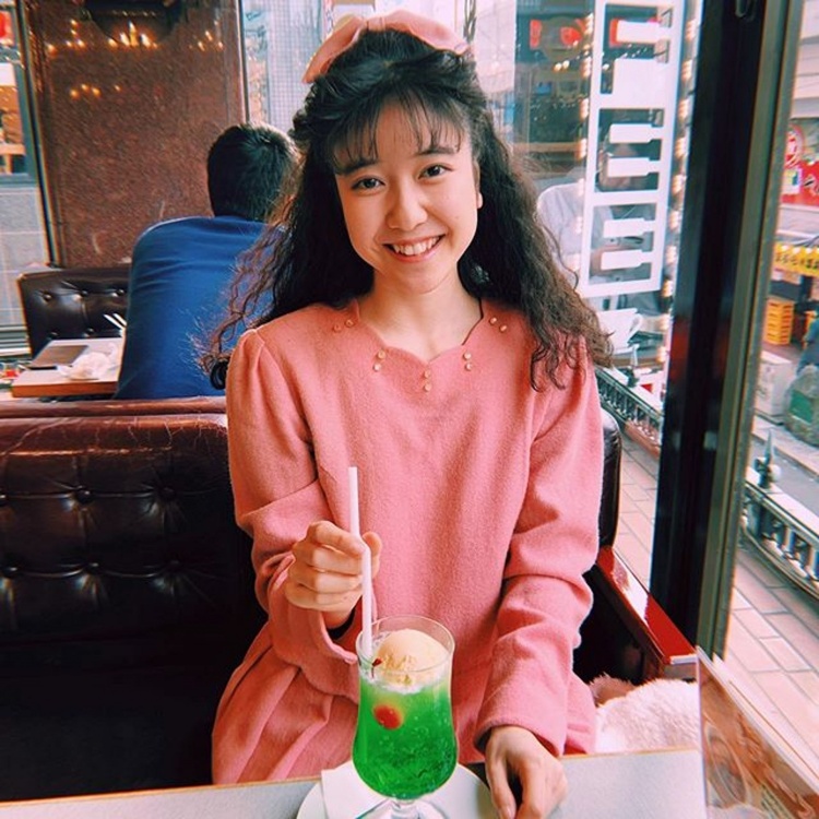 時光宛如倒轉！24歲女孩「超復古瀏海爆紅」迷人到不行　一踏進房間「復刻舊時光」懷舊擺飾全網驚豔