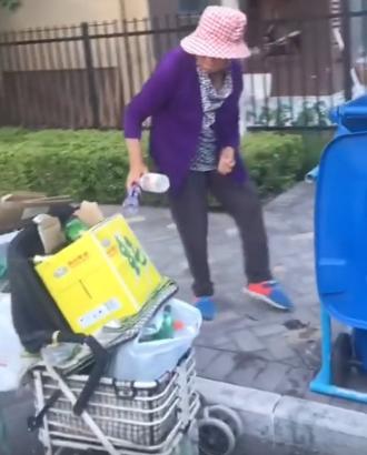 想發揮自己的價值！公公開豪車「陪奶奶撿廢品」被兒媳拍下記錄　網友：孝順與錢無關