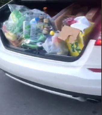 想發揮自己的價值！公公開豪車「陪奶奶撿廢品」被兒媳拍下記錄　網友：孝順與錢無關