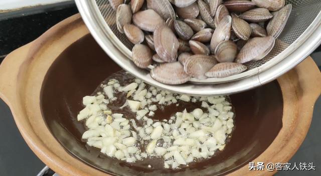 天氣熱沒食慾？試試清爽料理「絲瓜配蛤蜊」　多汁味美「新手也能快速上手」營養又下飯