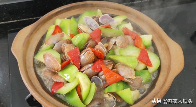 天氣熱沒食慾？試試清爽料理「絲瓜配蛤蜊」　多汁味美「新手也能快速上手」營養又下飯