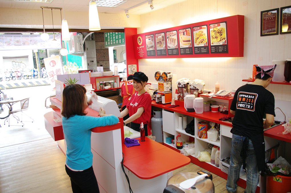 太忙出錯餐！早餐店工讀妹「被奧客公審」：沒前途才在這　她保持笑容「轉身默默反擊」太強了