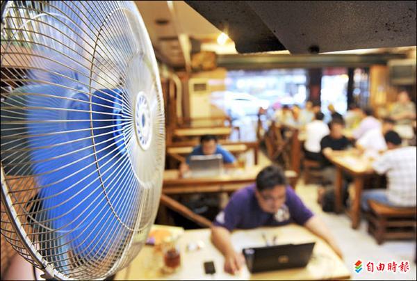 太忙出錯餐！早餐店工讀妹「被奧客公審」：沒前途才在這　她保持笑容「轉身默默反擊」太強了