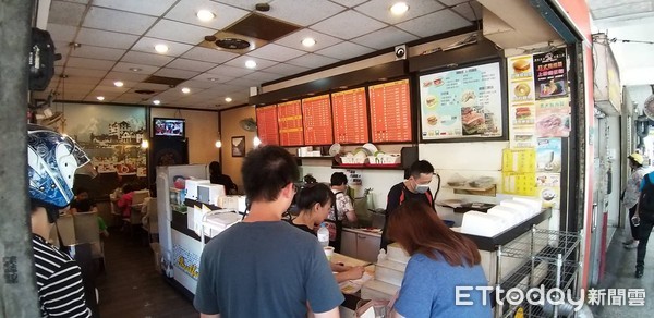 太忙出錯餐！早餐店工讀妹「被奧客公審」：沒前途才在這　她保持笑容「轉身默默反擊」太強了