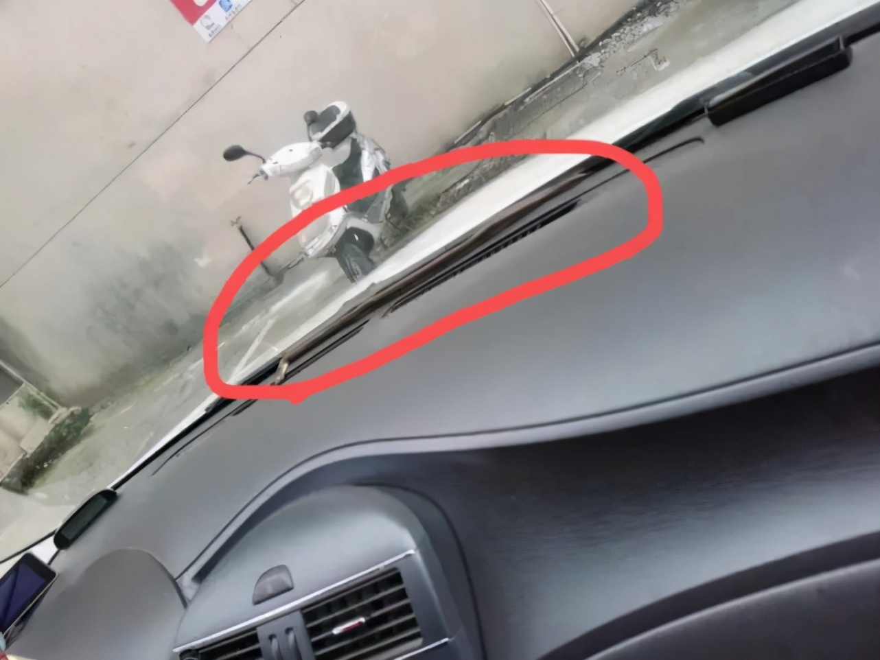 剛到單位準備停車！女車主突然發現「車頭不對勁」　她湊近看清後「嚇得立馬報警」：雞皮狂起