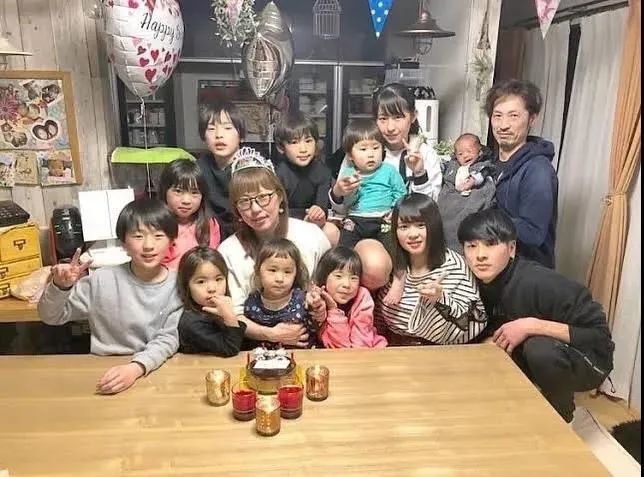 30年連生22個孩子！沒錢請保姆「夫妻配合有秘訣」拒絕資助　花銷驚人卻治癒無數人 