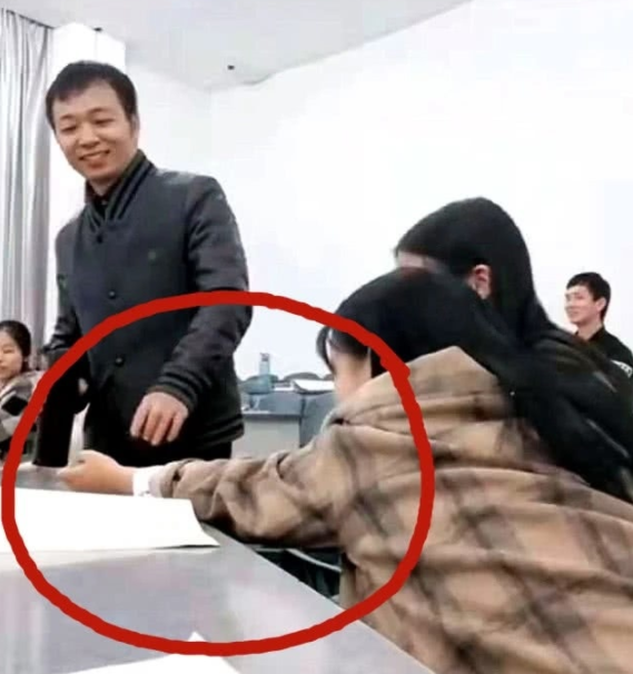 中醫課堂上！老師給女學生示範「把脈」　幾分鐘後「笑容逐漸凍結」網懵：事情不簡單