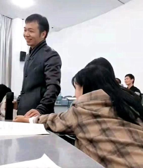 中醫課堂上！老師給女學生示範「把脈」　幾分鐘後「笑容逐漸凍結」網懵：事情不簡單