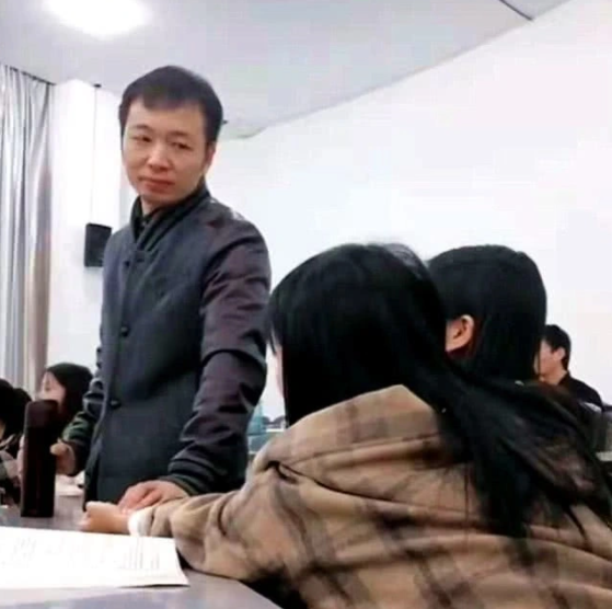中醫課堂上！老師給女學生示範「把脈」　幾分鐘後「笑容逐漸凍結」網懵：事情不簡單