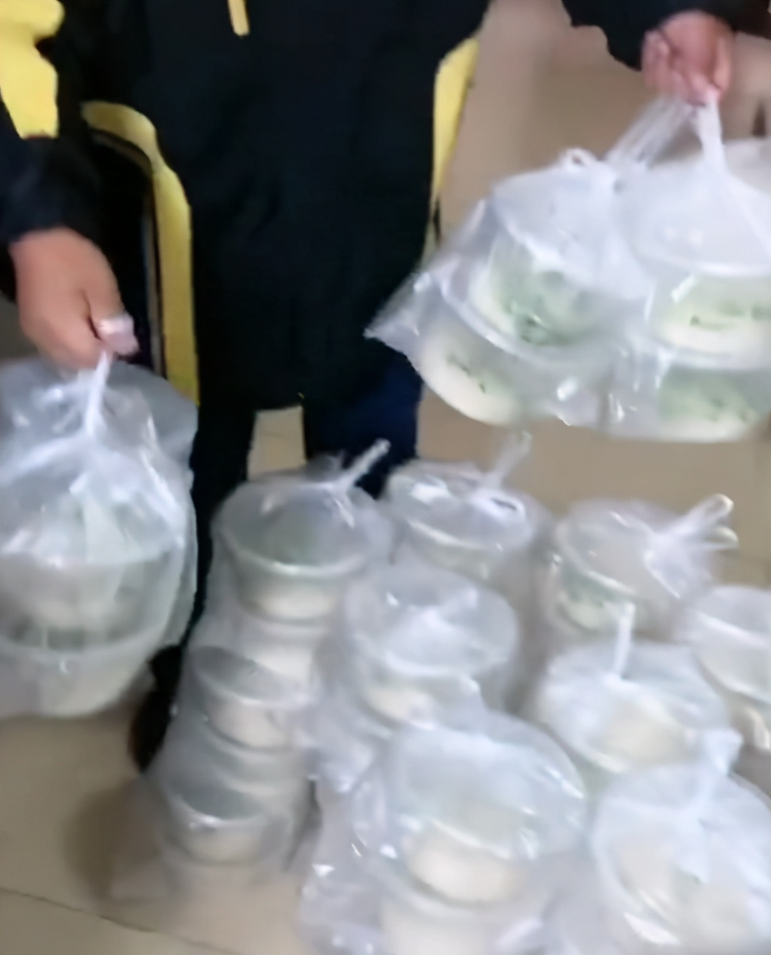 神操作！3歲女兒偷用手機「點了100碗炸醬麵」全家傻眼　爸爸高明處理「很暖心」