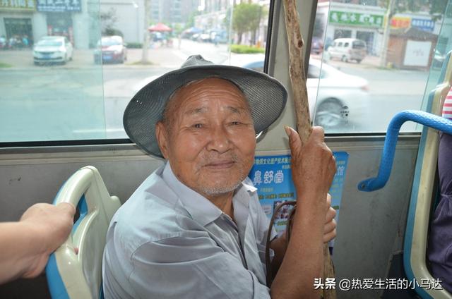 終於能好好維繫！71歲爺爺退休後「到處拜訪親友串門子」　久而久之「問題卻變得更多」嘆：晚年該學著獨處