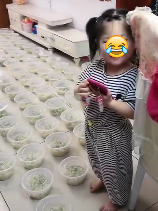 神操作！3歲女兒偷用手機「點了100碗炸醬麵」全家傻眼　爸爸高明處理「很暖心」