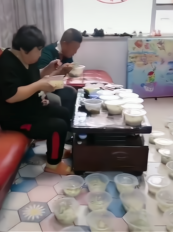 神操作！3歲女兒偷用手機「點了100碗炸醬麵」全家傻眼　爸爸高明處理「很暖心」