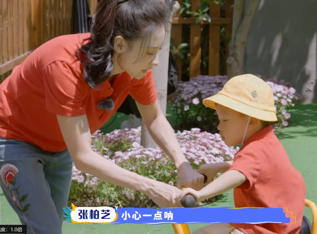 小朋友爭玩具！張柏芝用小技巧「成功拿下」孩子　機智「化解矛盾」被狂讚：完勝專業老師