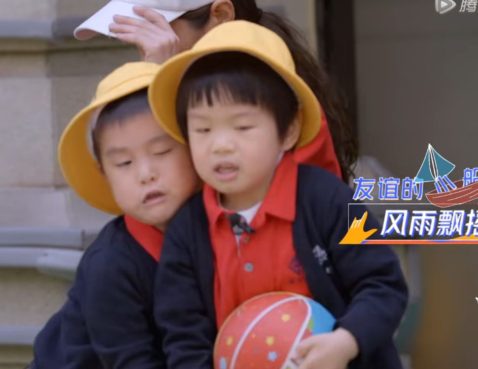 小朋友爭玩具！張柏芝用小技巧「成功拿下」孩子　機智「化解矛盾」被狂讚：完勝專業老師