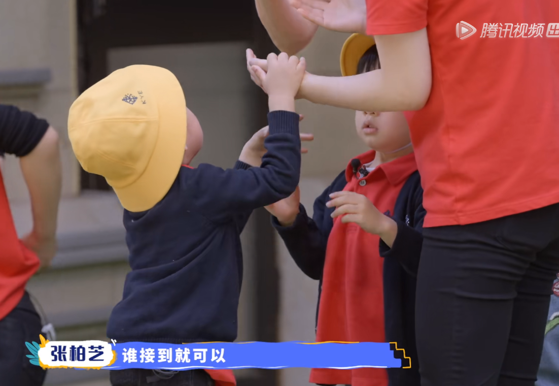 小朋友爭玩具！張柏芝用小技巧「成功拿下」孩子　機智「化解矛盾」被狂讚：完勝專業老師