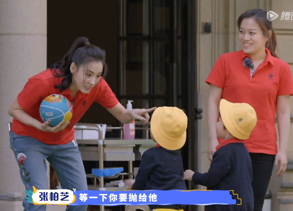 小朋友爭玩具！張柏芝用小技巧「成功拿下」孩子　機智「化解矛盾」被狂讚：完勝專業老師