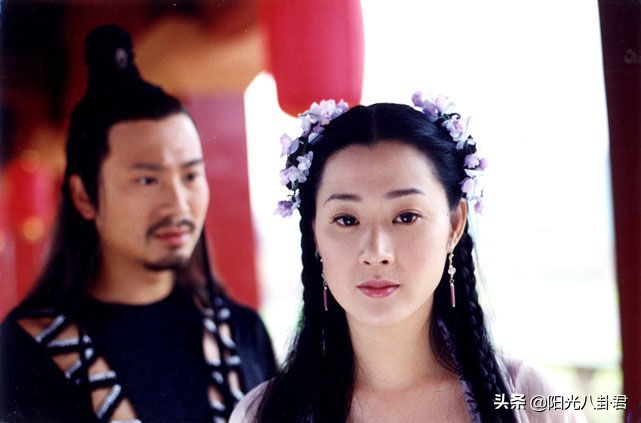 淡出20年！《施公奇案》侯炳瑩「53歲臉蛋神凍齡」近照曝光　溫柔氣質「乍看神似李英愛」全網驚豔