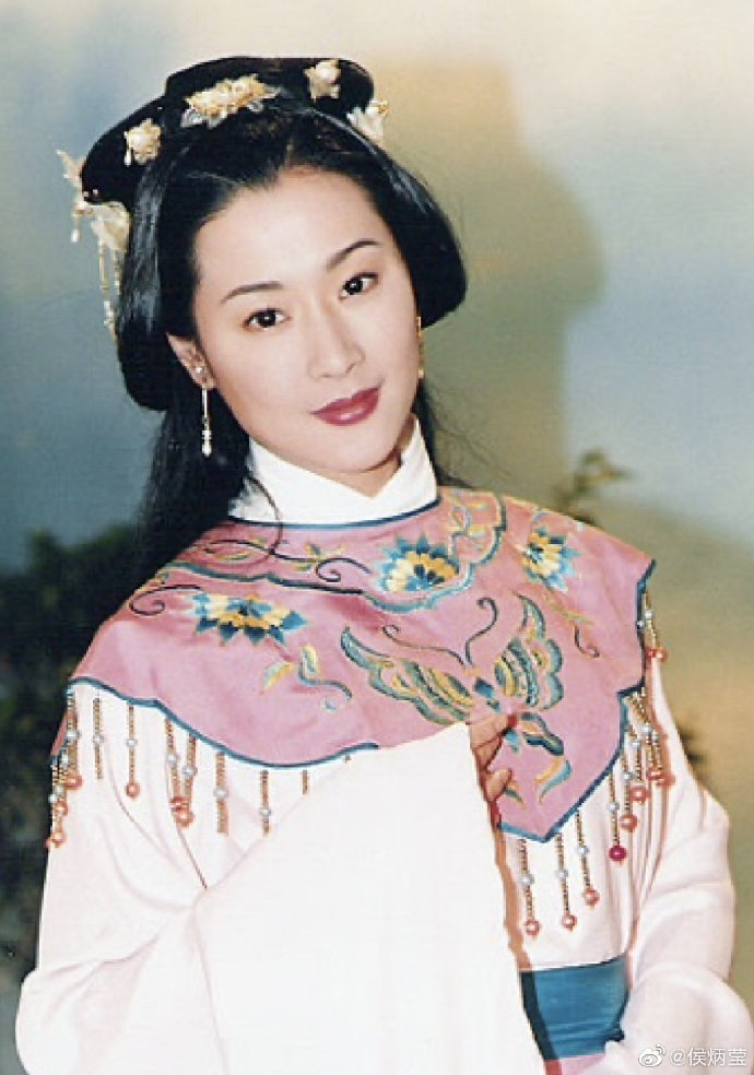 淡出20年！《施公奇案》侯炳瑩「53歲臉蛋神凍齡」近照曝光　溫柔氣質「乍看神似李英愛」全網驚豔