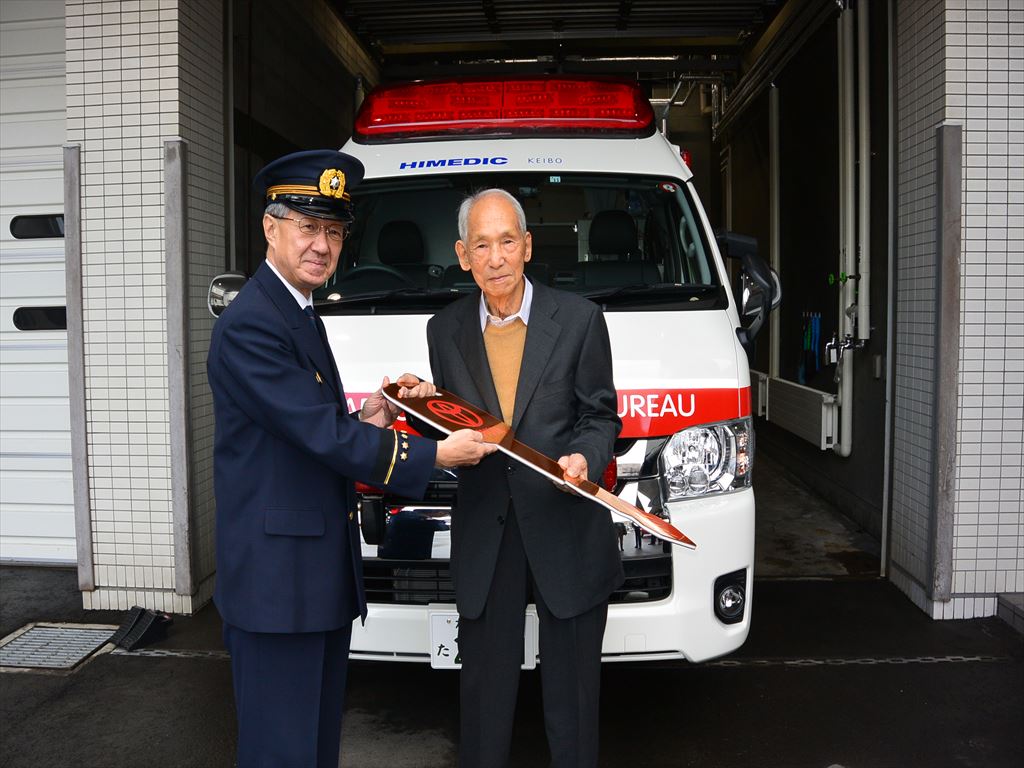 最高級炫富！93歲老富豪「一口氣捐7輛救護車」一台要760萬　「錢就該花在對的地方」霸氣喊：這是報恩