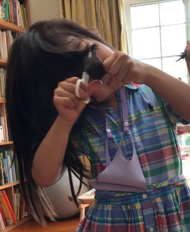 嫌天熱！湯唯4歲女兒「自行剪髮」率性如媽媽　攔不住「越剪越短」出門被喊哥哥