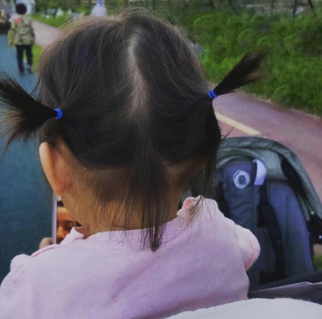 嫌天熱！湯唯4歲女兒「自行剪髮」率性如媽媽　攔不住「越剪越短」出門被喊哥哥