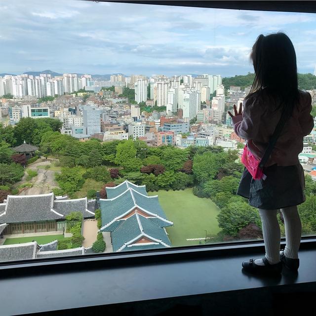嫌天熱！湯唯4歲女兒「自行剪髮」率性如媽媽　攔不住「越剪越短」出門被喊哥哥