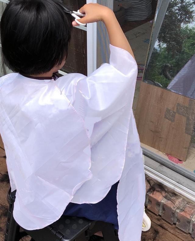 嫌天熱！湯唯4歲女兒「自行剪髮」率性如媽媽　攔不住「越剪越短」出門被喊哥哥