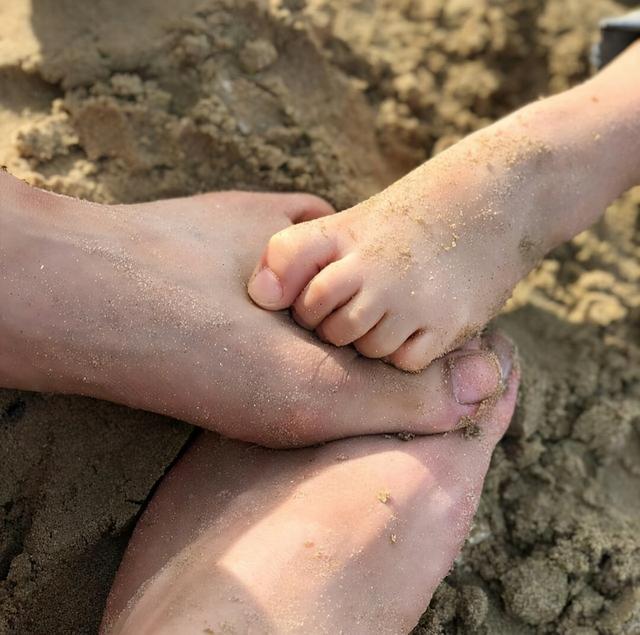 嫌天熱！湯唯4歲女兒「自行剪髮」率性如媽媽　攔不住「越剪越短」出門被喊哥哥