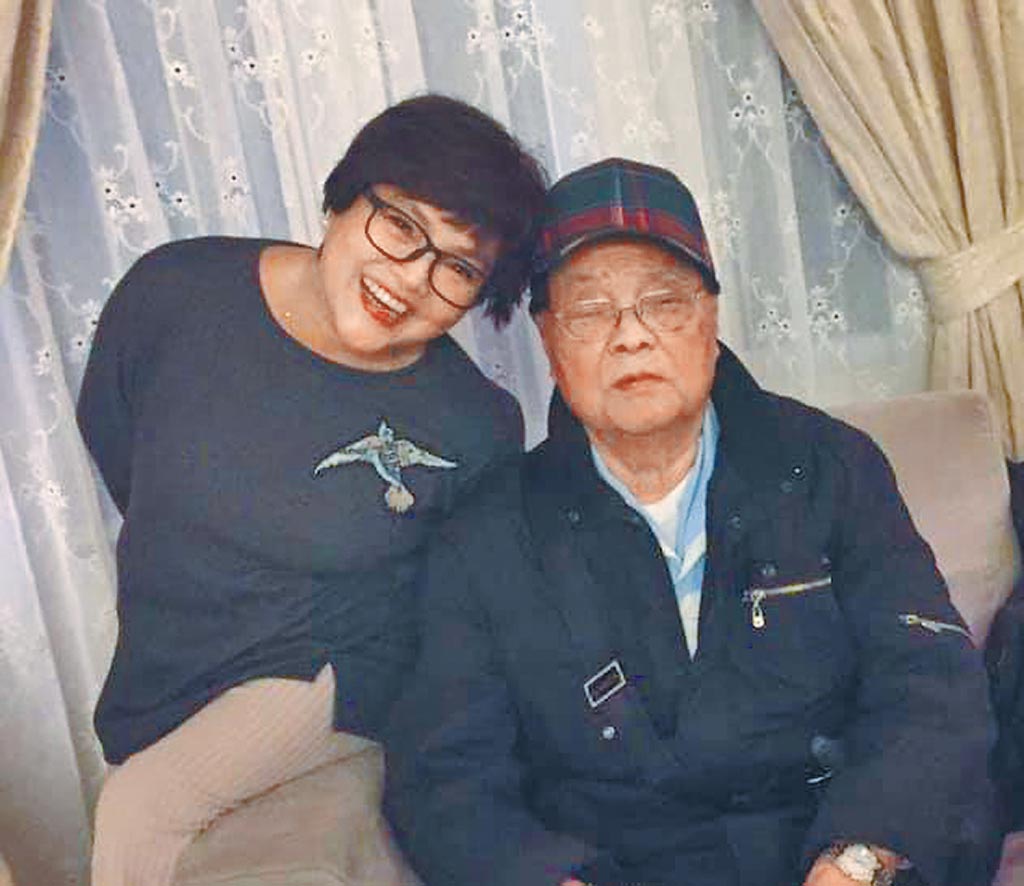 誤信民俗療法害慘自己！紀寶如「摔倒後找師傅喬遇驚魂」今拄拐杖首露面　包石膏3個月「親還原被折腿慘況」