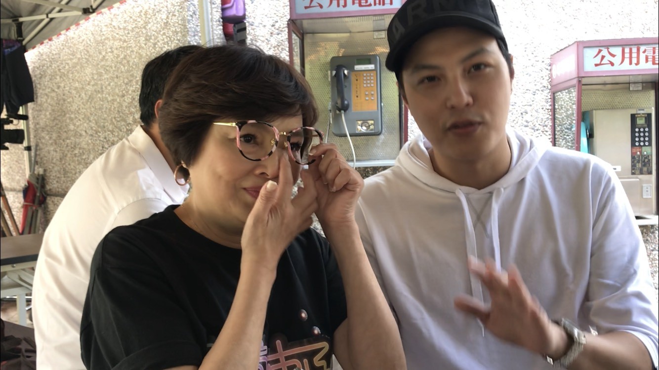 誤信民俗療法害慘自己！紀寶如「摔倒後找師傅喬遇驚魂」今拄拐杖首露面　包石膏3個月「親還原被折腿慘況」